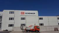 Werbeschild DB Schenker an B&uuml;rocontainer